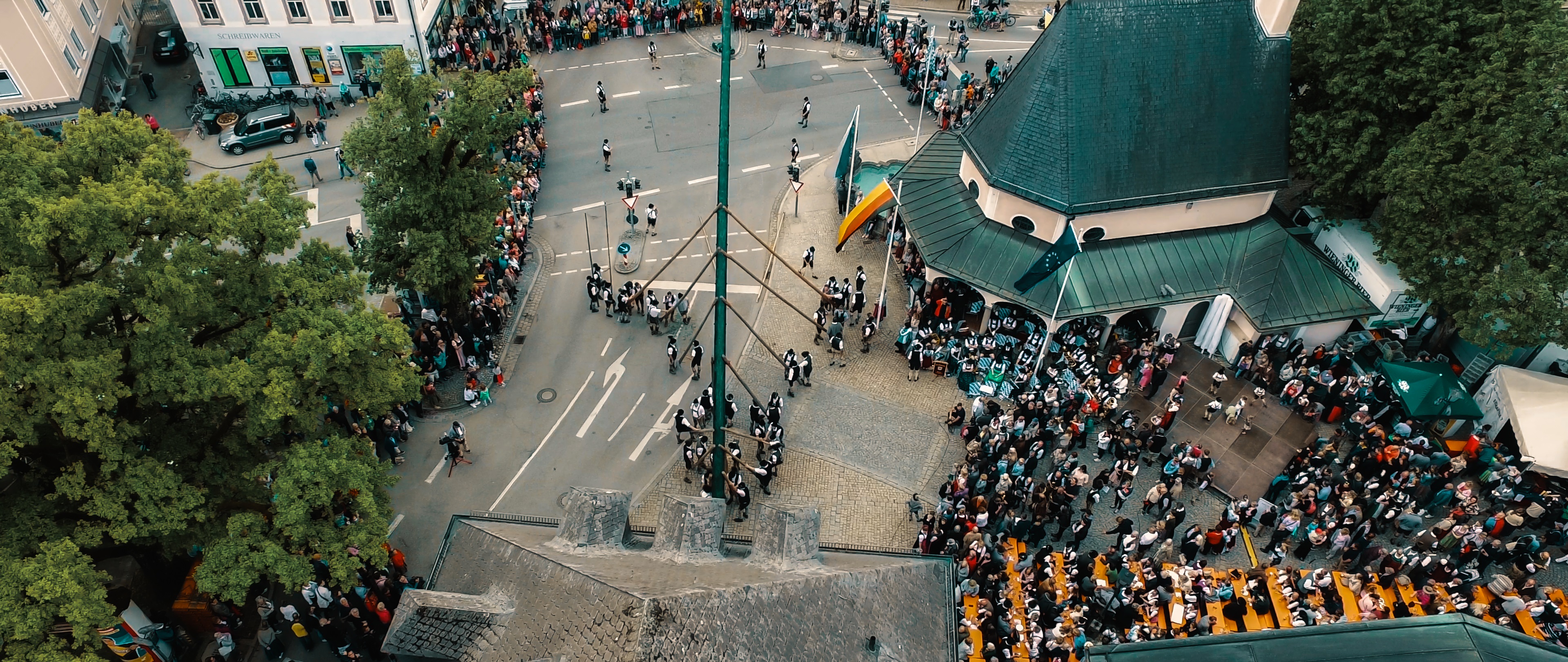 2025-05-01_pressebild_maibaumaufstellen_c-markt_prien_a._chiemsee_wingmen_media.jpg