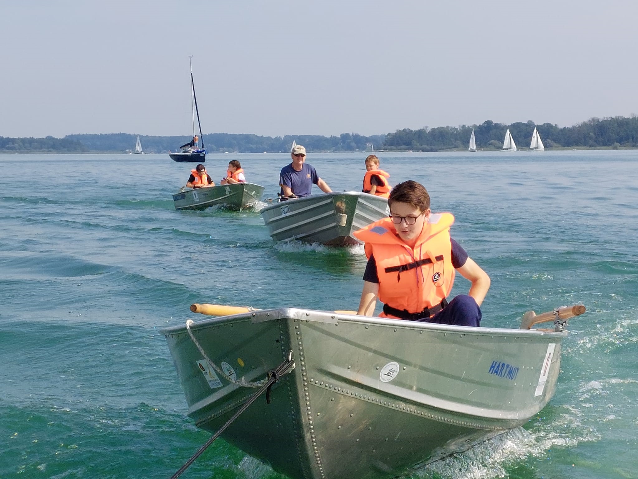 angeln_boote_im_schlepptau_c-fischereiverein_fuer_kinder_und_jugendliche_prien_e.v.jpg